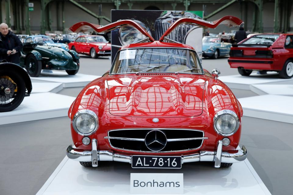 <p>Der Mercedes 300 SL war schon zu Ursprungszeiten, in den 50er-Jahren, der Oberklasse vorbehalten. Wer ein solches Auto fahren wollte, musste tief in die Tasche greifen. Klar, der 300 SL war mit Flugzeugtechnologie und Flügeltüren ausgestattet und wurde nur 1400-mal gebaut. Für eine halbe Million ist man heute dabei, aber die Wertsteigerung ist immens. Platz 3. (Bild: REUTERS/Benoit Tessier) </p>