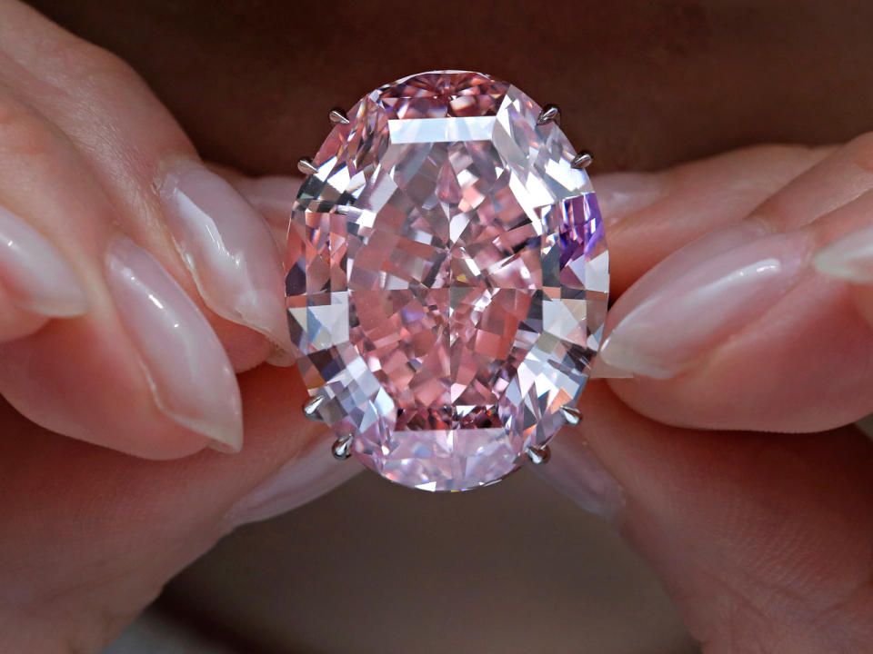 Diamantfieber: Im Frühjahr 2017 wurde der teuerste Edelstein der Welt versteigert. Der "Pink Star", kommt auf 59,6 Karat und wurde von der Hongkonger Juwelierkette Chow Tai Fook für etwa 67 Millionen Euro bei Sotheby's ersteigert. Der höchste Preis, der jemals für einen Diamanten bezahlt wurde. (Bild-Copyright: Vincent Yu/AP Photo)