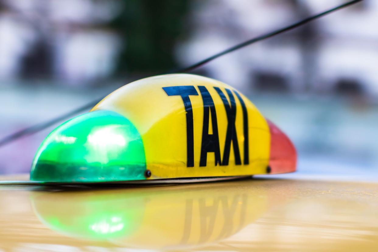 Noquea oficial de tránsito con un gancho a taxista en Argentina