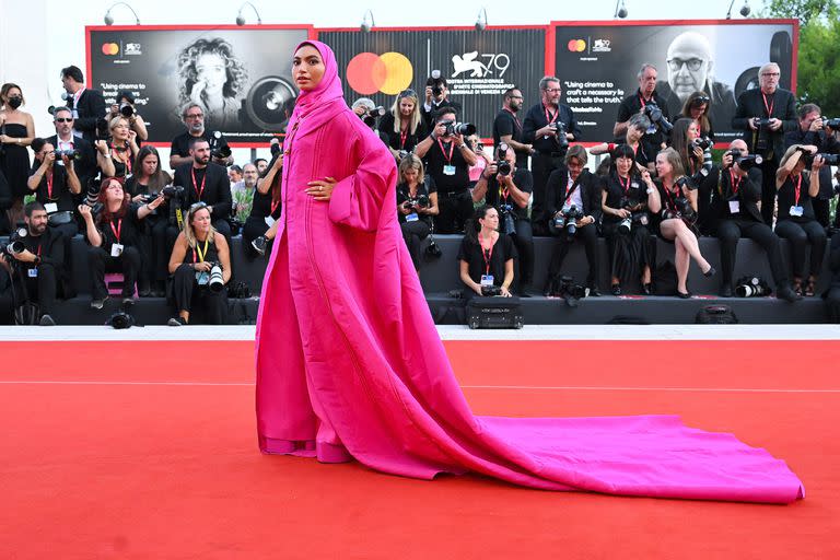 La influencer italiana nacida en Egipto, Aya Mohamed en la alfombra roja de la presentación de Argentina, 1985