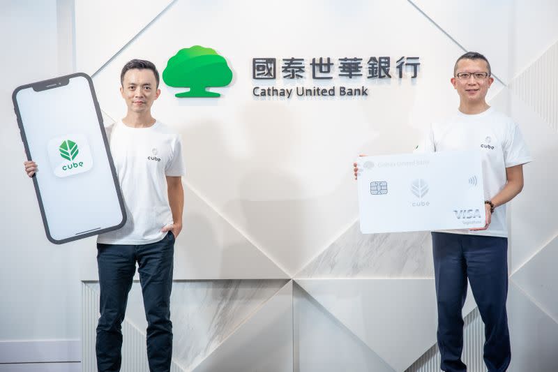 ▲國泰世華銀行挾630萬客戶啟動品牌整合，CUBE App成未來數位服務主力，右為國泰世華資深副總鄭有欽、左為國泰世華副總陳冠學。（圖／國泰世華銀行提供）