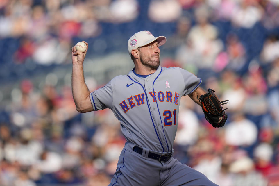 Max Scherzer lanza por los Mets de Nueva York en duelo ante los Nacionales, en Washington, el domingo 14 de mayo de 2023. (AP Foto/Alex Brandon)