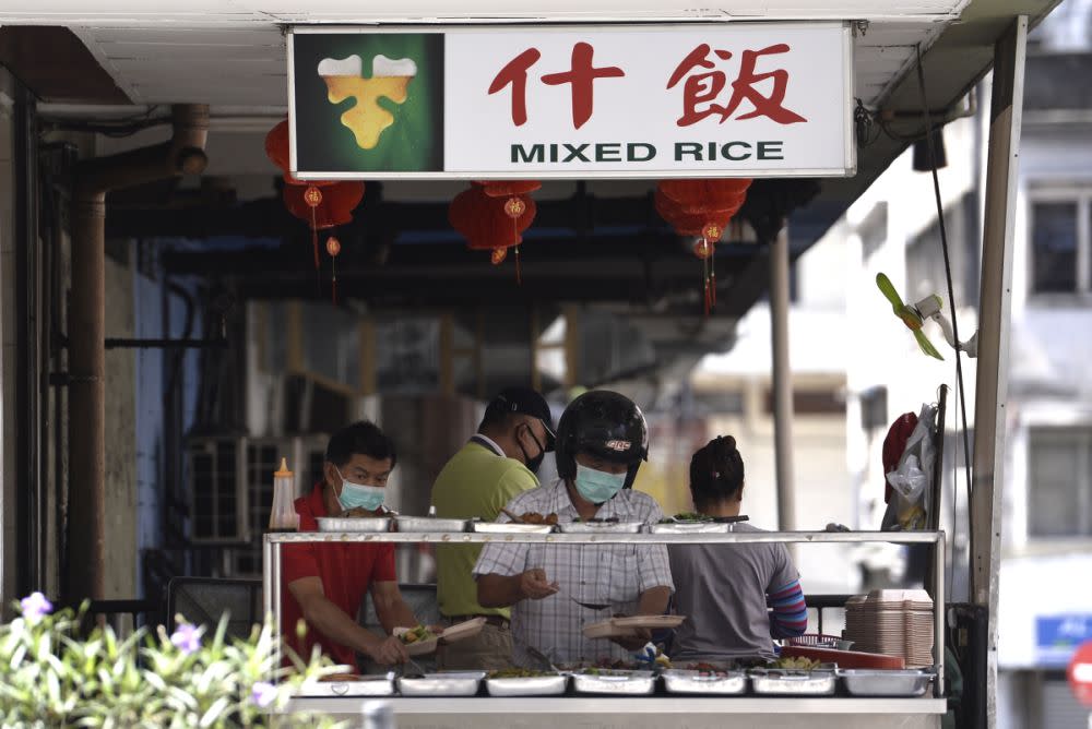 Pakatan said residents in green zones should be permitted to conduct economic activities like opening food stalls, farmers’ markets, car workshops and the like, based on the Health Ministry’s guidelines. — Picture by Miera Zulyana