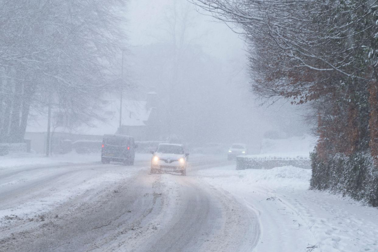 Weather UK Aberdeen, Scotland, UK. 15th Jan, 2024. Commuters drive through heavy snow on North Deeside Road Cults Aberdeen Scotland this morning.  Credit Paul Glendell Credit: Paul Glendell/Alamy Live News