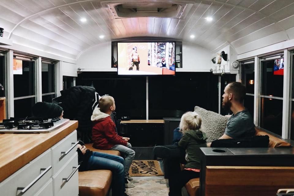 <p>La energía del bus procede de los paneles solares de 400 vatios que hay instalados en el techo, aunque puede conectarse a la red eléctrica. Para el agua, la casa cuenta con dos tanques. (Foto: Instagram / @trebventure). </p>