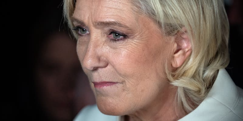 Marine Le Pen, die Vorsitzende der Nationalen Sammlungsbewegung, spricht am 7. Juli 2024 in Paris zu Presse und Anhängern nach der Niederlage ihrer Partei bei den französischen Parlamentswahlen. Trotz hoher Erwartungen schnitt ihre Partei in der zweiten Runde der Wahlen schwach ab, die nach schlechten Ergebnissen der Partei des französischen Präsidenten bei der Europawahl einberufen wurden.<span class="copyright">Carl Court/Getty Images</span>