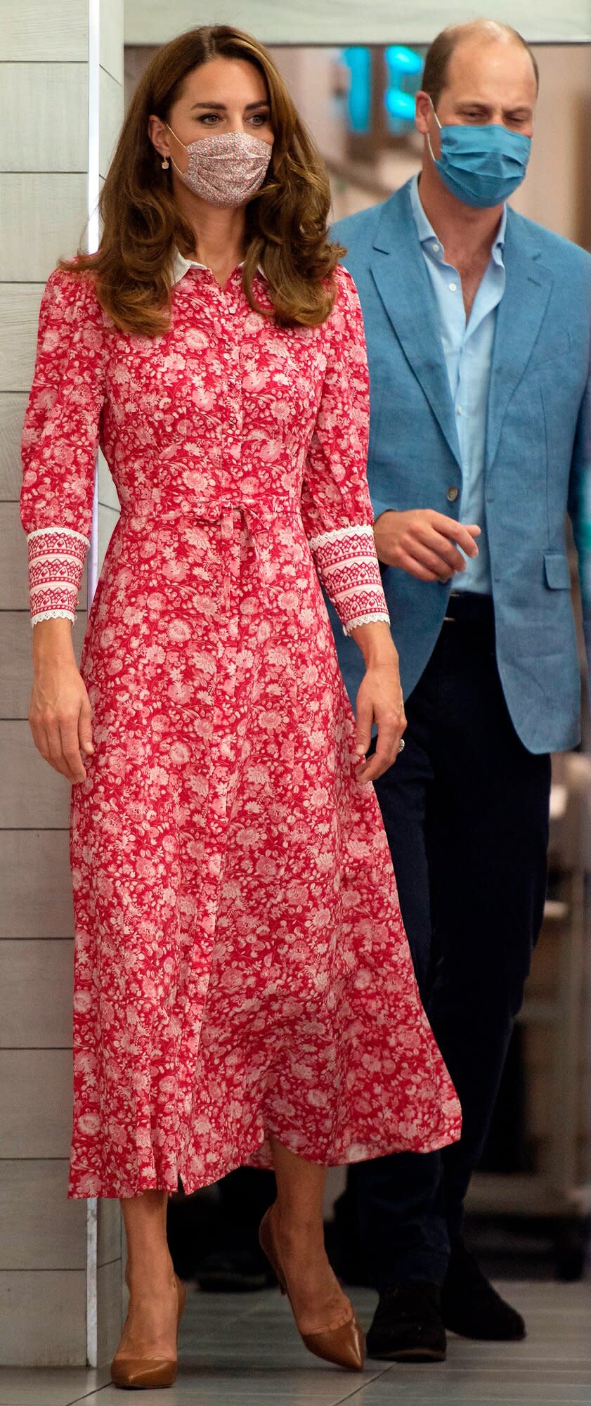 Prince William, Duke of Cambridge (R)and his wife Britain's Catherine, Duchess of Cambridge, wear a face covering due to the COVID-19 pandemic, as they visit Beigel Bake Brick Lane Bakery in east London on September 15, 2020