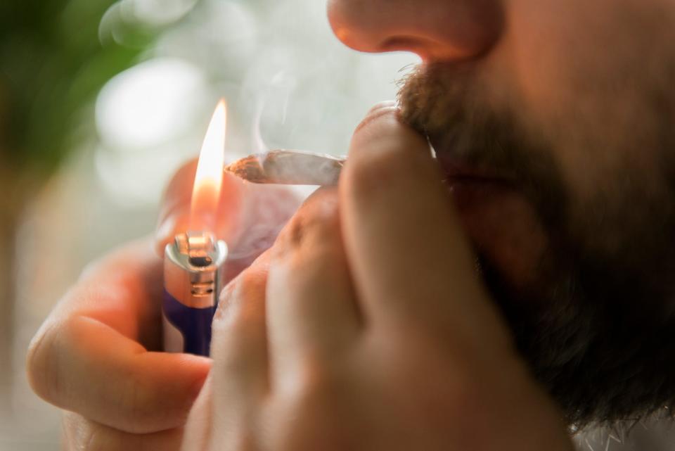 Das Rauchen von Gras kann ähnliche gesundheitliche Folgen haben wie Zigaretten, und neue Forschungsergebnisse deuten darauf hin, dass Cannabiskonsum schlecht für das Herz sein kann. (Symbolbild) - Copyright: Jamie Grill/Getty Images