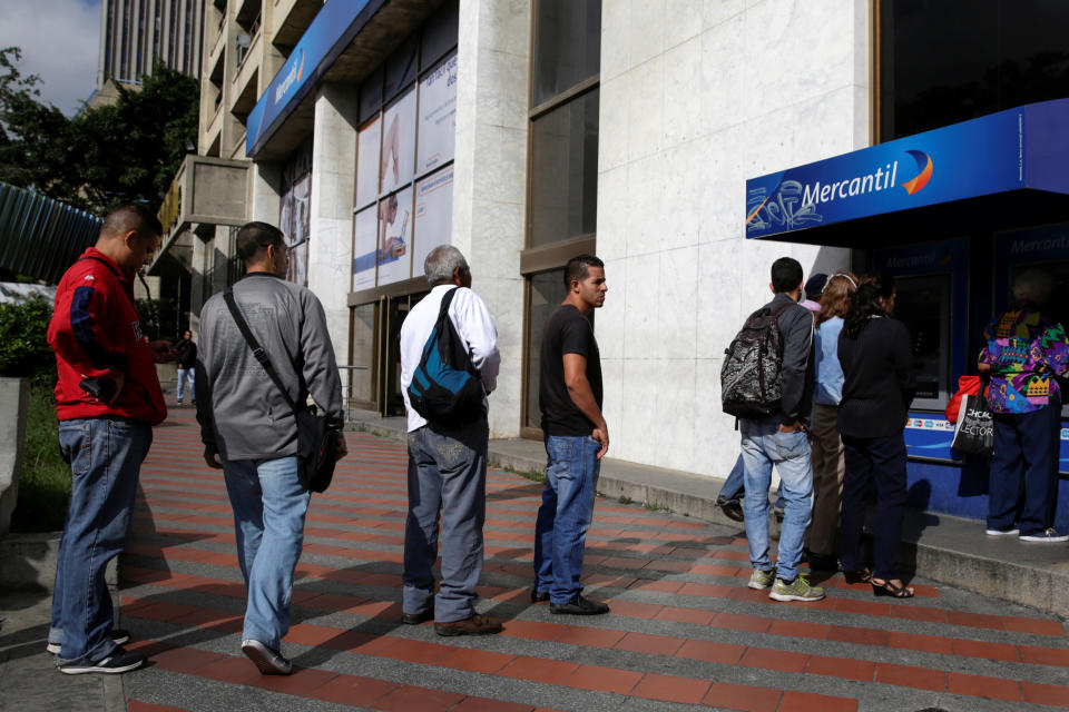 Una fila de venezolanos frente a un ATM de Banco Mercantil en diciembre de 2016 en Venezuela. REUTERS/Marco Bello