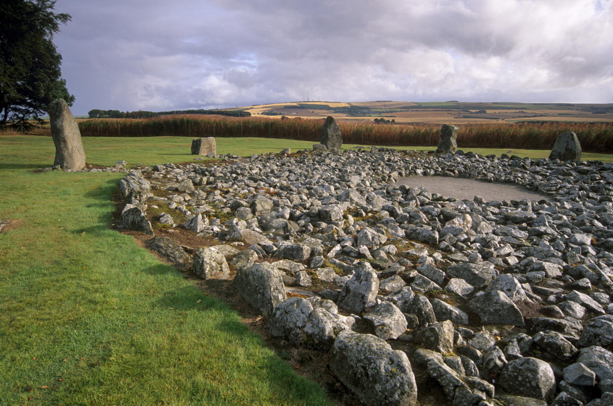 Steinkreise wie dieser in Daviot sind in der Grafschaft Aberdeenshire zu Hunderten bekannt. Der erst vor Kurzem entdeckte Steinkreis im Örtchen Leochel-Cushnie ist allerdings nicht authentisch. (Bild: ddp Images/robertharding/Patrick)