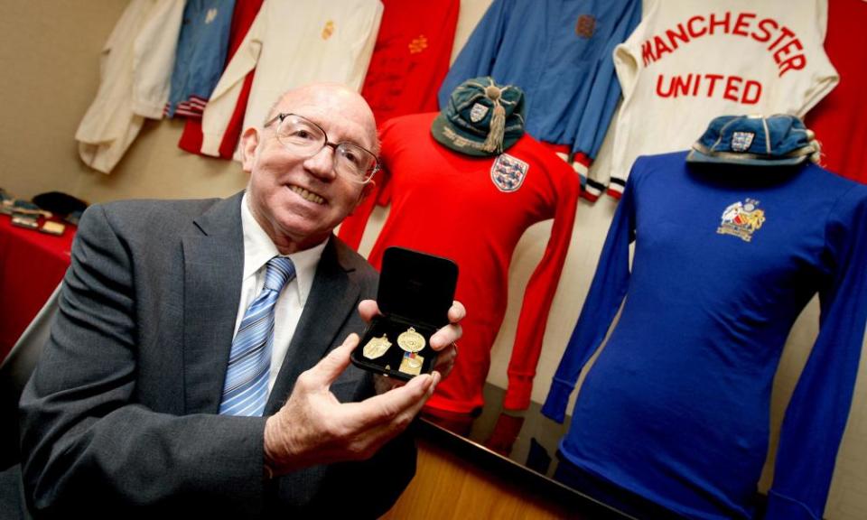 Nobby Stiles ahead of auctioning his memorabilia, including his World Cup winner’s medal, in 2010.