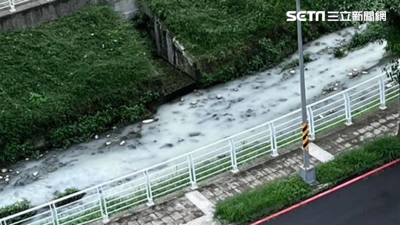 有居民發現愛河水突然變成乳白色，嚇得拍下畫面po網求助，也釣出環保局留言火速前往追查。（圖／翻攝{仁武人}※大小事畫面）