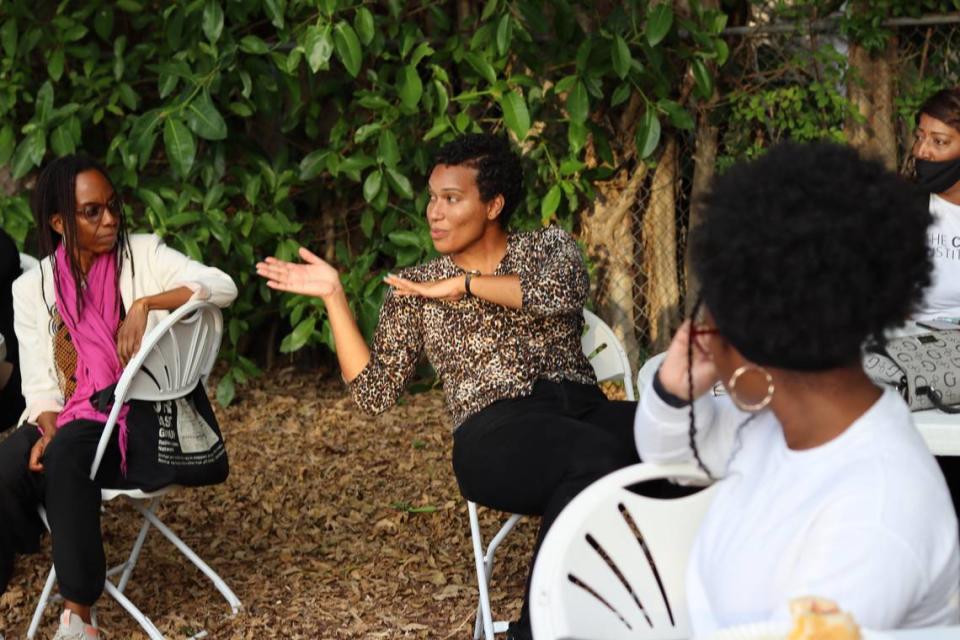 La directora del programa Empowering Resilient Women, Nayshma Jones, se dirige al grupo.