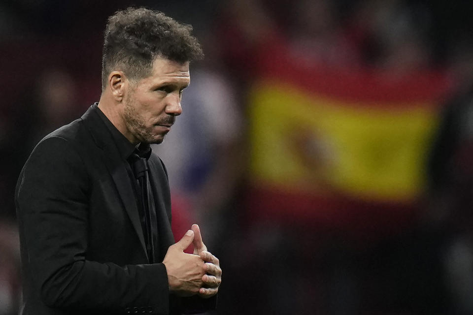 El argentino Diego Simeone, entrenador del Atlético de Madrid, se marcha del partido ante el Bayer Leverkusen, que lo eliminó de la Liga de Campeones el miércoles 26 de octubre de 2022 (AP Foto/Manu Fernández)