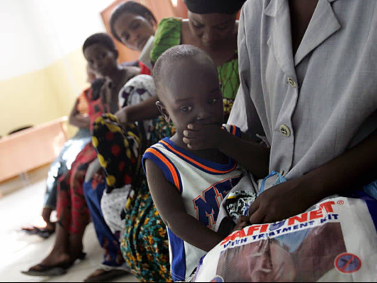 Niños en países como Tanzania corren mucho riesgo de contraer malaria (AFP via Getty Images)