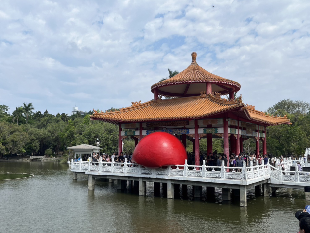 紅球藝術行動在台南公園念慈亭。圖/台南市政府提供