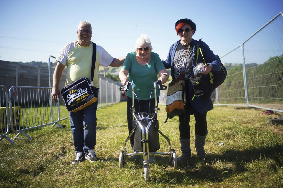 De izquierda a derecha, Simon Lampard, de 52 años, Pat Brooks, de 82, y Linda Brooks-Lampard, de 51, llegan a Worthy Farm para el primer día del Festival de Glastonbury en Somerset, Inglaterra, el miércoles 22 de julio de 2022. (Yui Mok/PA vía AP)