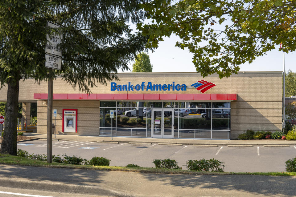 Entrance to the office building of Bank of America with empty parking lots, at sunny day. Everett, WA, USA - October 2022