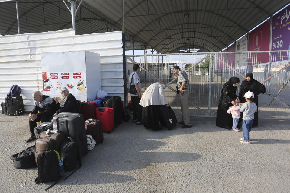 Palestinos esperan en el cruce fronterizo entre la Franja de Gaza y Egipto, el 1 de noviembre de 2023, en Rafah. (AP Foto/Hatem Ali)