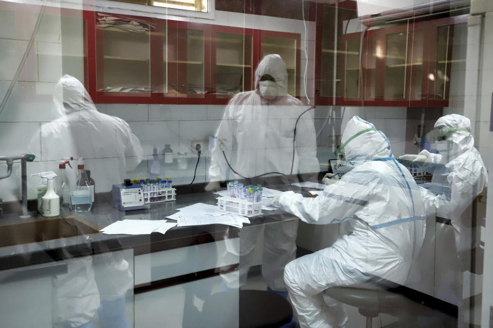 En esta imagen del martes 10 de marzo de 2020, paramédicos analizando muestras de pacientes sospechosos de tener el nuevo coronavirus, en un laboratorio en la ciudad suroccidental de Ahvaz, Irán. (Amin Nazari/ISNA via AP)