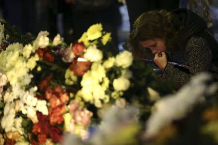 A woman mourns as people gather at Dvortsovaya Square to commemorate victims of the air crash in Egypt in St. Petersburg, Russia, November 3, 2015. REUTERS/Peter Kovalev