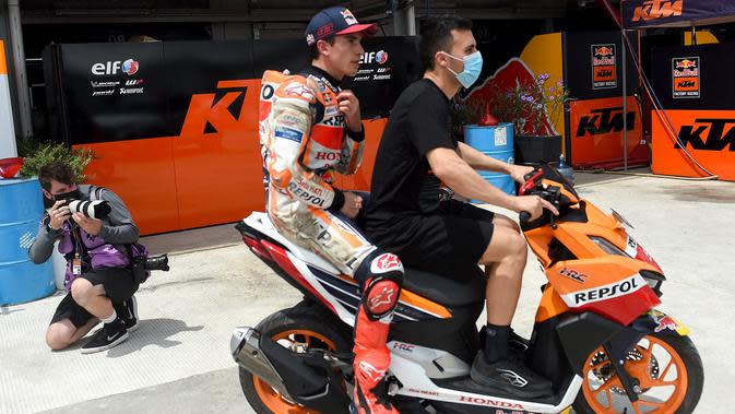 Pembalap Repsol Honda, Marc Marquez, terjatuh dalam kecelakaan horor di Sirkuit Mandalika saat menjalani sesi pemanasan jelang MotoGP Mandalika 2022, Minggu (20/3/2022). (AFP/Sony Tumbelaka)