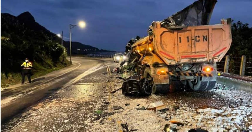 車禍讓砂石車載運的礫石砂土散落一地，場面怵目驚心。（圖／翻攝畫面）