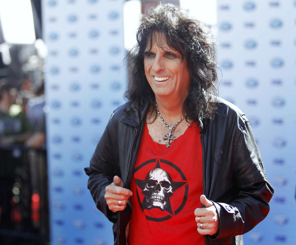 Musician Alice Cooper arrives for the 9th season finale of 'American Idol' in Los Angeles May 26, 2010. REUTERS/Mario Anzuoni (UNITED STATES - Tags: ENTERTAINMENT)