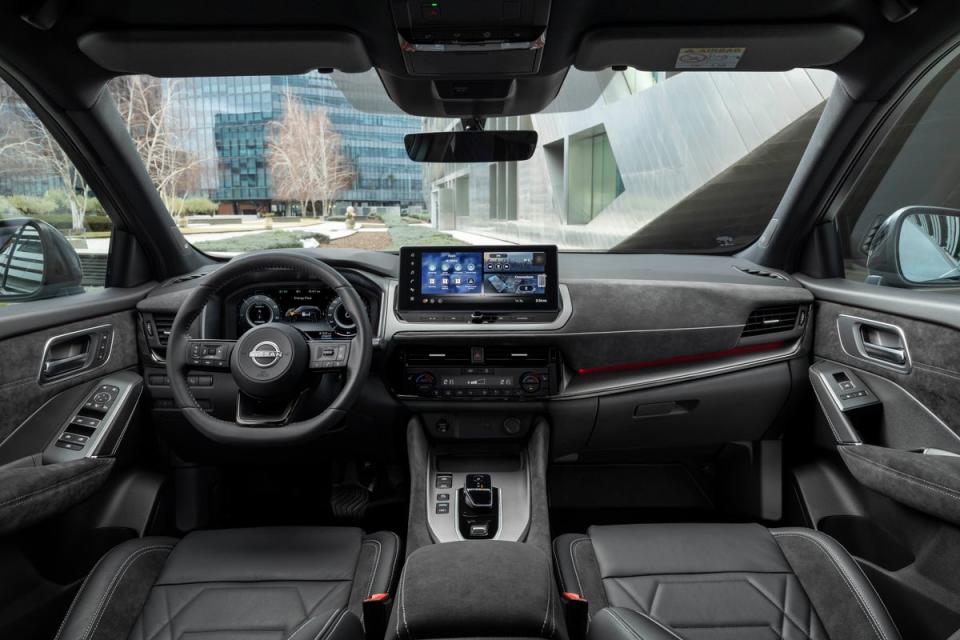 The driver’s spatial awareness is enhanced by 360-degree eight-point colour cameras (Nissan)