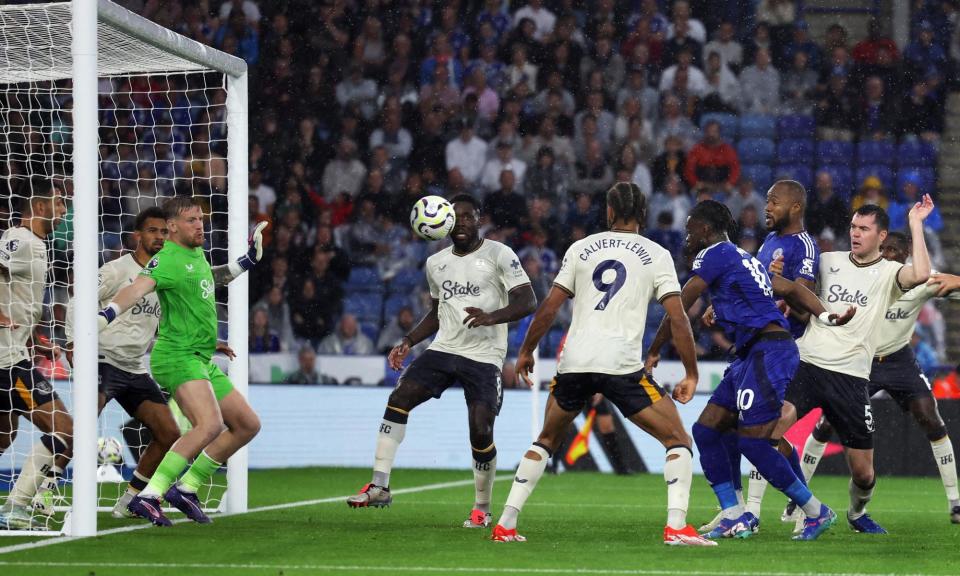 <span>Stephy Mavididi (No 10) scores to seal a come-from-behind point for Leicester against Everton.</span><span>Photograph: Lee Smith/Action Images/Reuters</span>