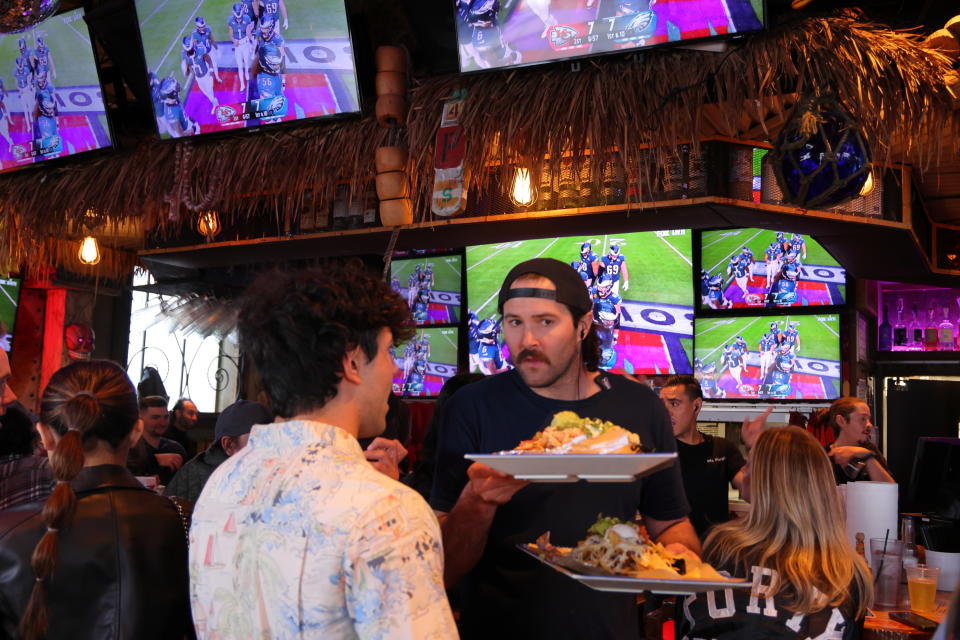 Personas disfrutante en un bar de Newport Beach, en California en el Super Bowl de 2023 (Foto: I RYU/VCG via Getty Images)