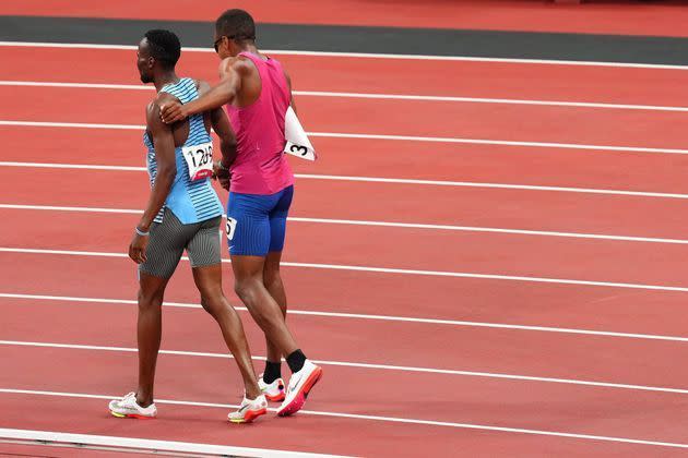 <p>L'Américain Isaiah Jewett et Nijel Amos du Botswana, ont chuté en demi-final du 800 mètres. Ils ont terminé la course ensemble.</p>