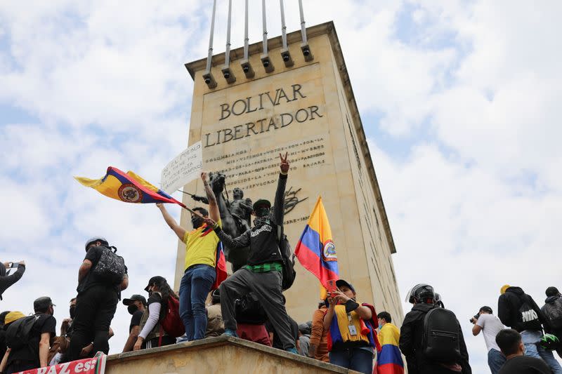 En el Día Internacional de los Trabajadores manifestantes participan en una protesta contra un proyecto de reforma tributaria del presidente de Colombia, Iván Duque, en Bogotá