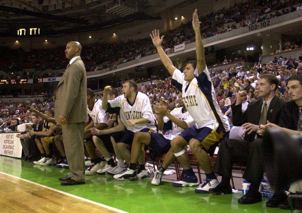 Kent State coach Stan Heath and members of the team celebrate during a 71-58 victory over Alabama in the second round of the NCAA South Regional, Saturday, March 16, 2002, in Greenville, S.C.