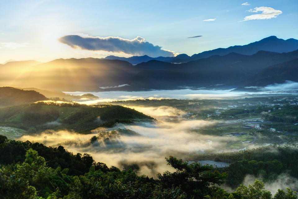 金龍山是南投縣極富盛名的賞日出景點，斜射的日光照耀薄雲，將其染成金黃。圖：謝佳真／攝