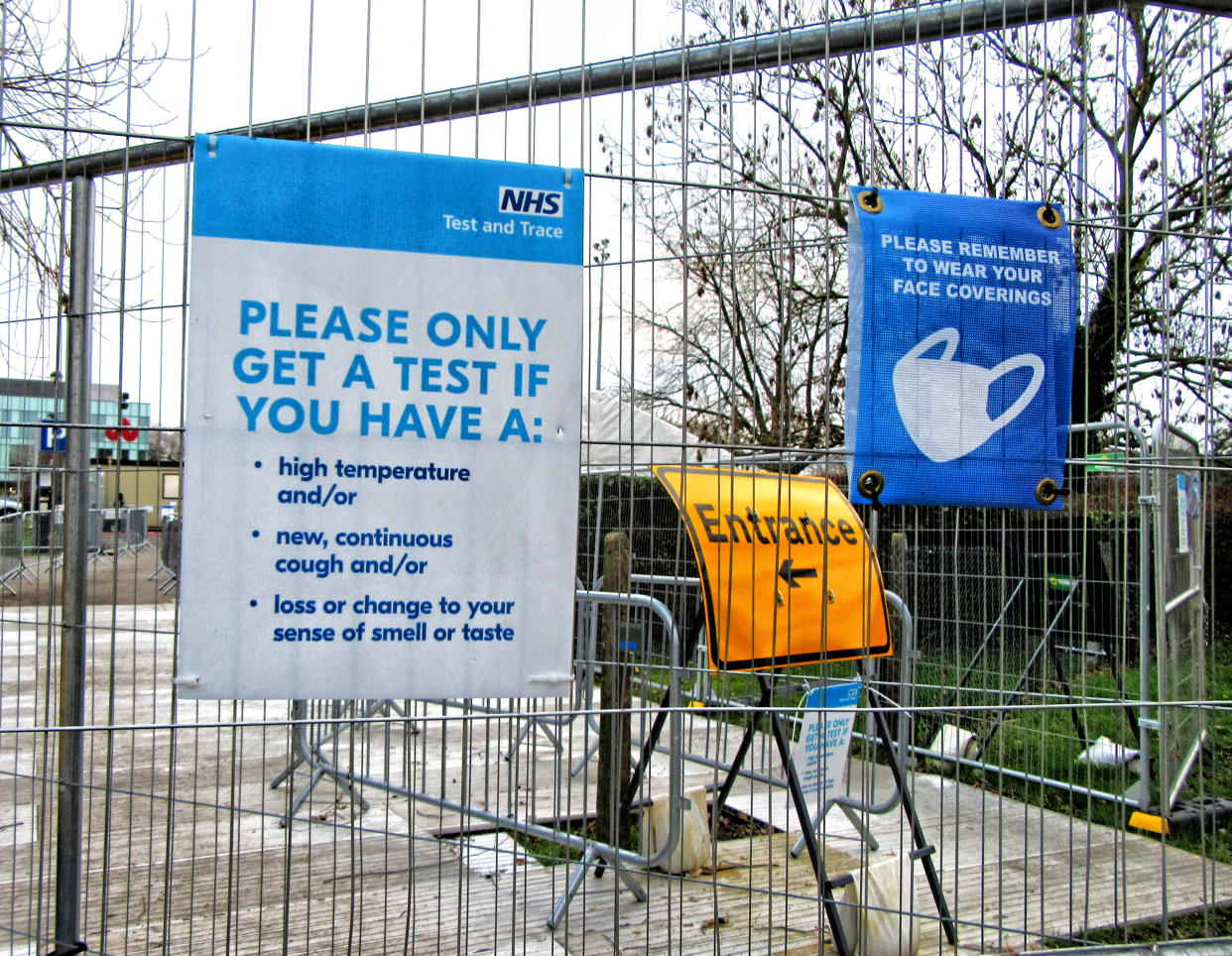  Instruction signs showing symptoms and wearing of facemasks at the entrance to the Covid-19 test center. On the day that the UK sees the highest daily toll of 1,325 deaths from Covid-19 this 'walk-In' test Centre at the University of Bedfordshire is empty. Despite the fact that latest figures show that Bedford has Covid-19 rates of 936 cases per 100k of population against a national average of 594. (Photo by Keith Mayhew / SOPA Images/Sipa USA) 