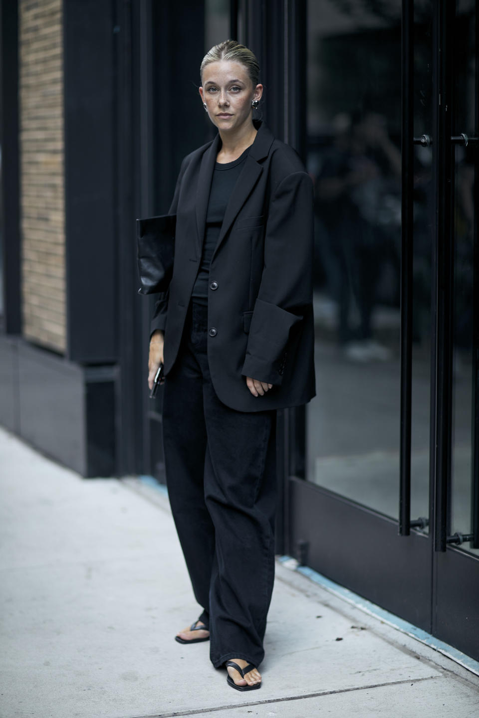 En cuir avec un total look noir élégant