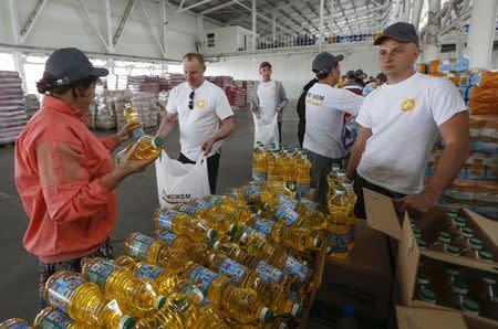 Ukrainian volunteers prepare bags of food for refugees in the southern coastal town of Mariupol September 10, 2014. REUTERS/Vasily Fedosenko