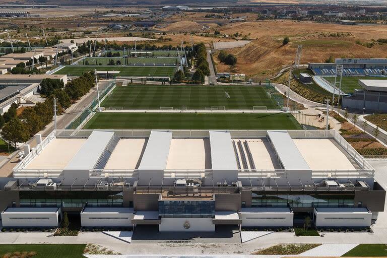 La Ciudad Deportiva de Real Madrid, en Valdebebas, un lugar al que sus afiliados no pueden acceder los domingos para comer o disfrutar de la pileta.