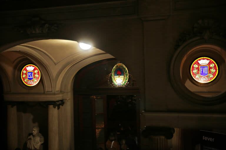 Ventanas de vitraux con los escudos del colegio en el hall de entrada al salón de actos