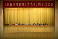 <p>Chinas Präsident Xi Jinping (M.) spricht während einer Veranstaltung anlässlich des 40. Jahrestages der “Botschaft an die Landsleute in Taiwan” in Peking, China. In seiner Rede forderte er die Taiwaner auf, zu akzeptieren, dass Taiwan mit China wiedervereinigt werden müsse. (Bild: Reuters/Mark Schiefelbein) </p>