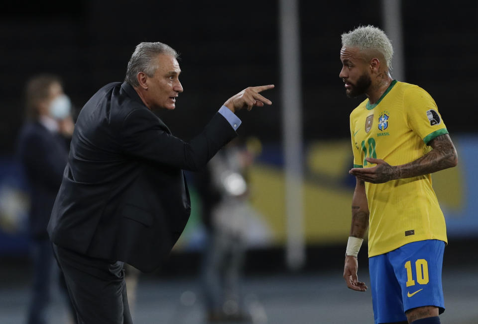 El t&#xe9;cnico brasile&#xf1;o Tite da instrucciones a Neymar durante un partido de la Copa Am&#xe9;rica de 2021. (Foto: AP Foto/Silvia Izquierdo)