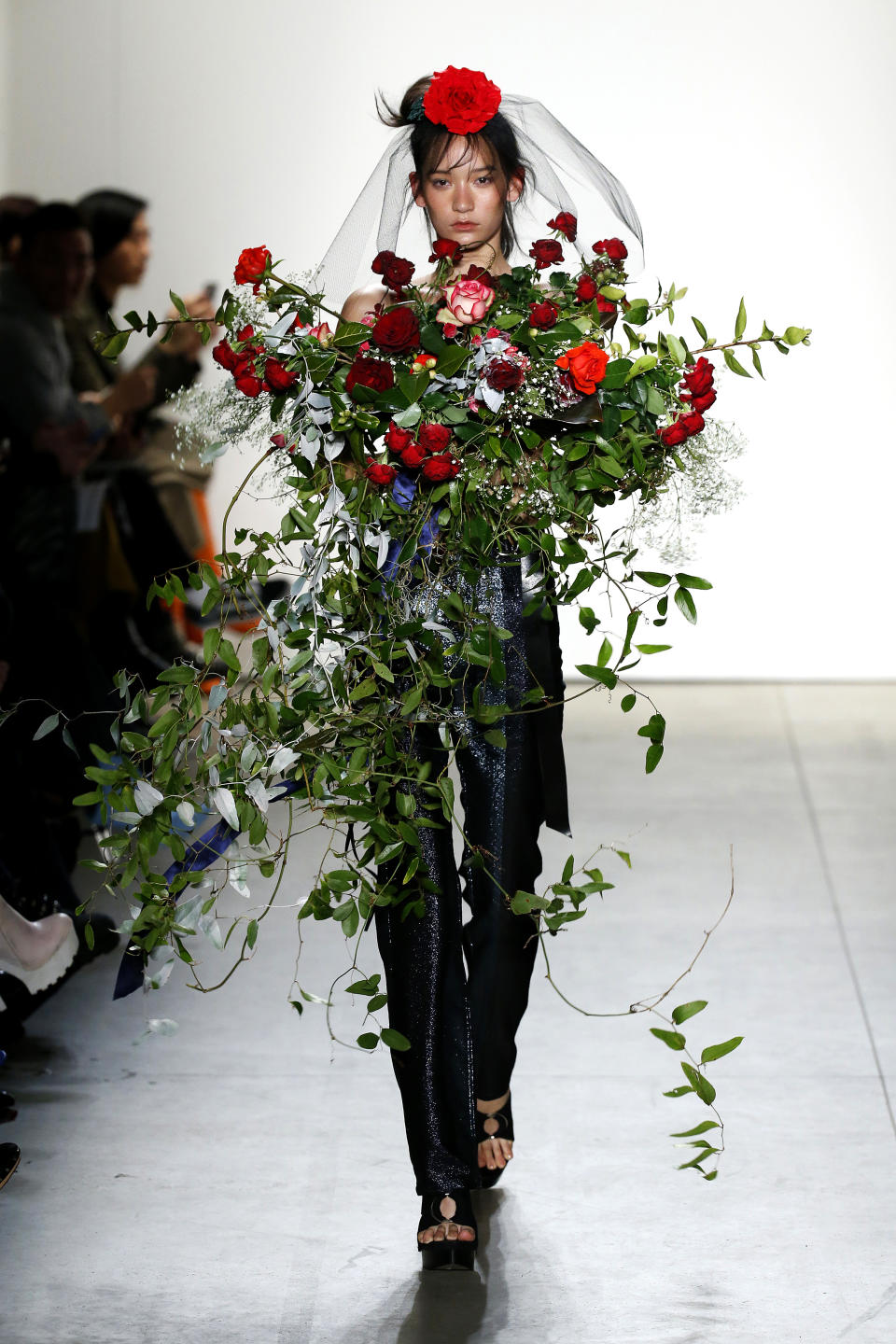 <p><b>Adam Selman – New York Fashion Week</b><br>Dass man sich XXL-Blumensträuße auch einfach vor den nackten Oberkörper halten kann, um das Top zu ersetzen, bewies Designer Adam Selman bei der Herbst/Winter-Show 2017/18 in New York. (Bild: Getty Images) </p>