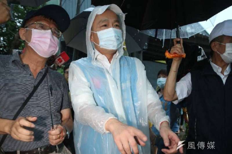  522豪大雨轟炸高雄，市長韓國瑜馬不停蹄前往淹水熱點視察。（圖/徐炳文攝）