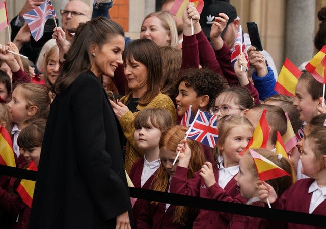 La reina Letizia se encuentra con los niños de la escuela local