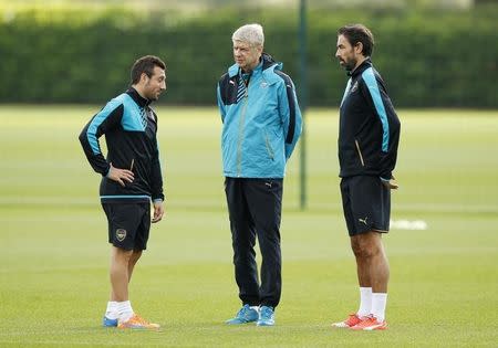 Football - Arsenal Training - Arsenal Training Ground - 28/9/15 Arsenal manager Arsene Wenger with Santi Cazorla and former player Robert Pires during training Action Images via Reuters / John Sibley Livepic