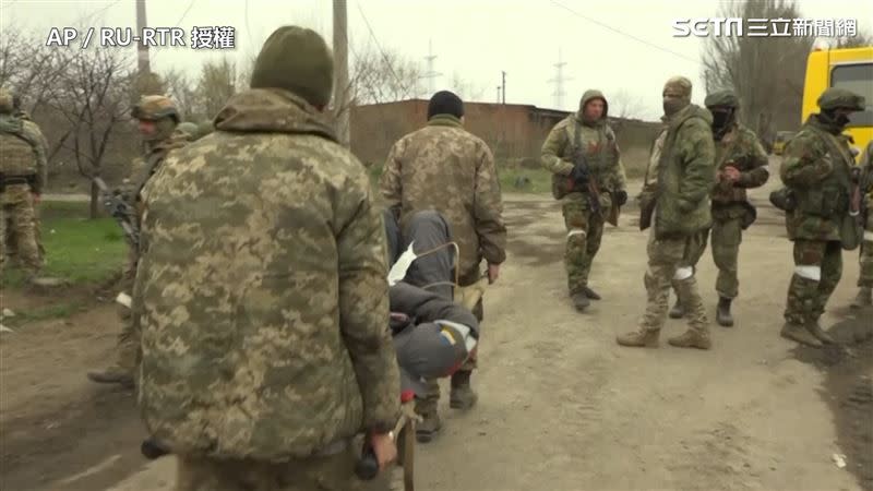 駐守在馬立波的烏軍士兵，已經與俄羅斯軍隊對抗已47天。（圖／AP / RU-RTR 授權）