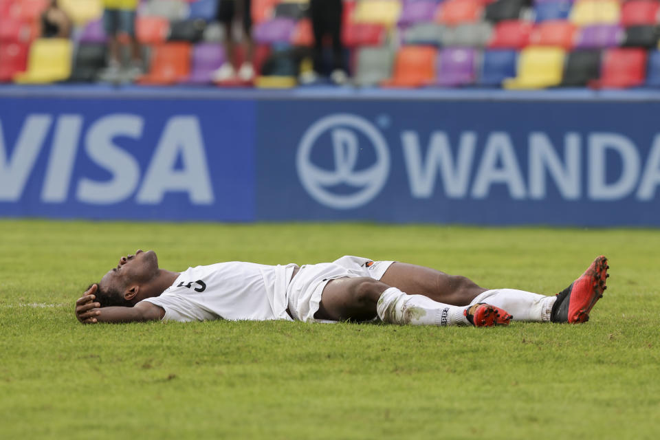 Sakiusa Saqiri de Fija recostado en el campo de juego tras la derrota 9-0 ante Ecuador durante un partido del Grupo B del Mundial Sub20 en el estadio Madre De Ciudades de Santiago del Estero, Argentina, 26 mayo, 2023. (AP Foto/Nicolás Aguilera)