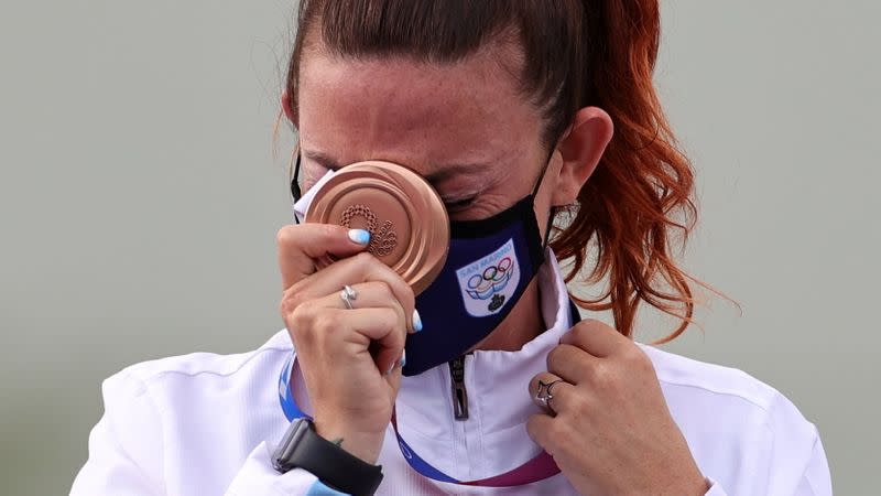 Foto del jueves de Alessandra Perilli de San Marino en el podio con su medalla de bronce en la prueba de skeet femenino