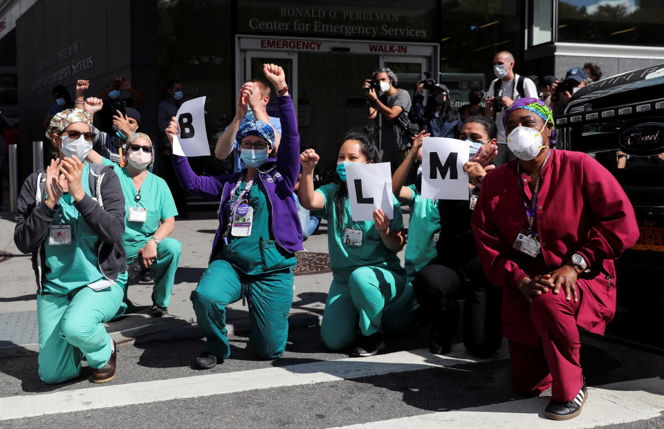 Krankenhausmitarbeiter nehmen an einem BLM-Protest in Manhattan teil (Bild: Reuters/Jeenah Moon)